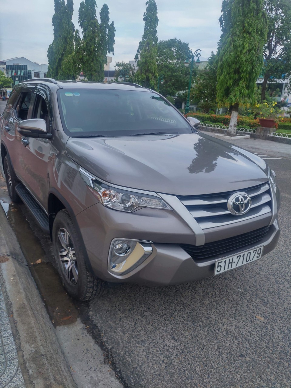 Thuê xe 7 chỗ đi city tour Sài Gòn