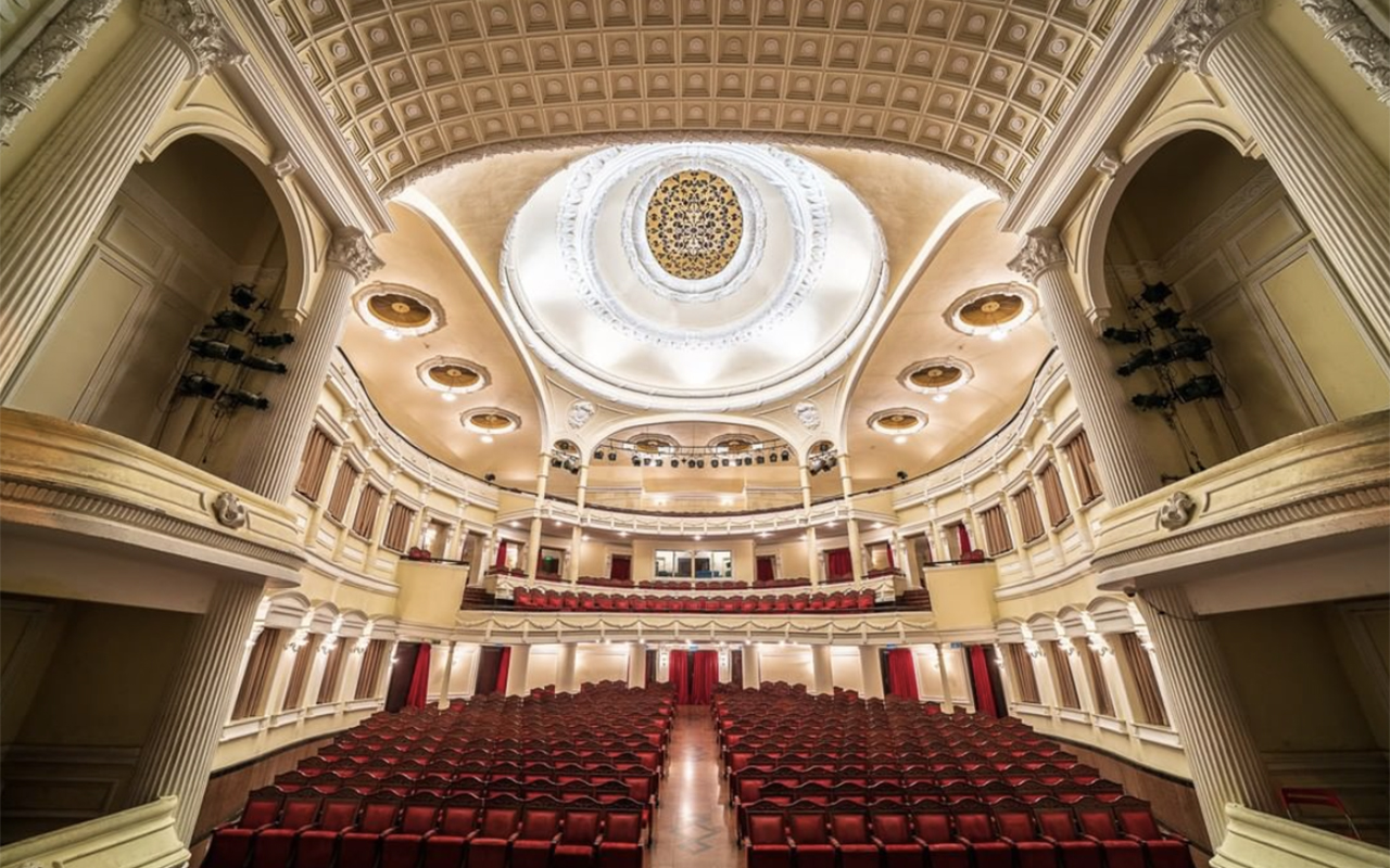 Nội thất nhà hát lớn thành phố. NH1-6566-1684922922.jpg