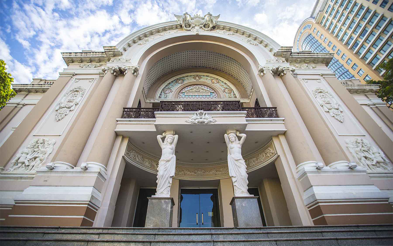 Bên ngoàinhà hát lớn thành phố. NH2-7281-1684922922.jpg