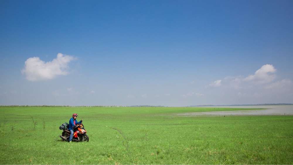 Thảm cỏ bên hồ Dầu Tiếng