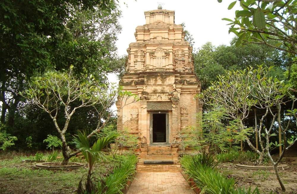 Tháp cổ Bình Thạnh nhìn chính diện