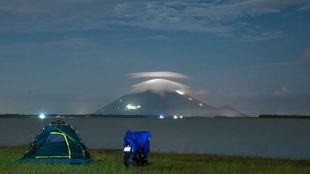 Núi Bà đen vào ban đêm