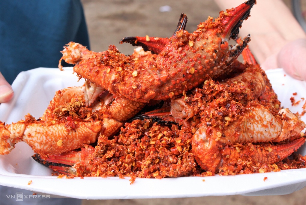 Càng ghẹ sốt ớt ở phố ốc Vĩnh Khánh Ảnh: Huỳnh Nhi oc2-5575-1685002176.jpg
